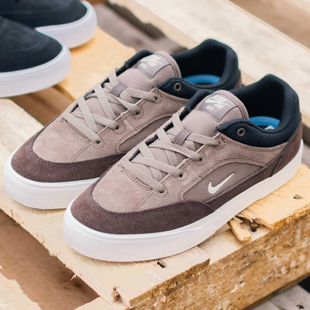 Shoe Outline Nike FV6064005 Ironstone Light Khaki Malor Nike SB Suede Skateboarding Shoes