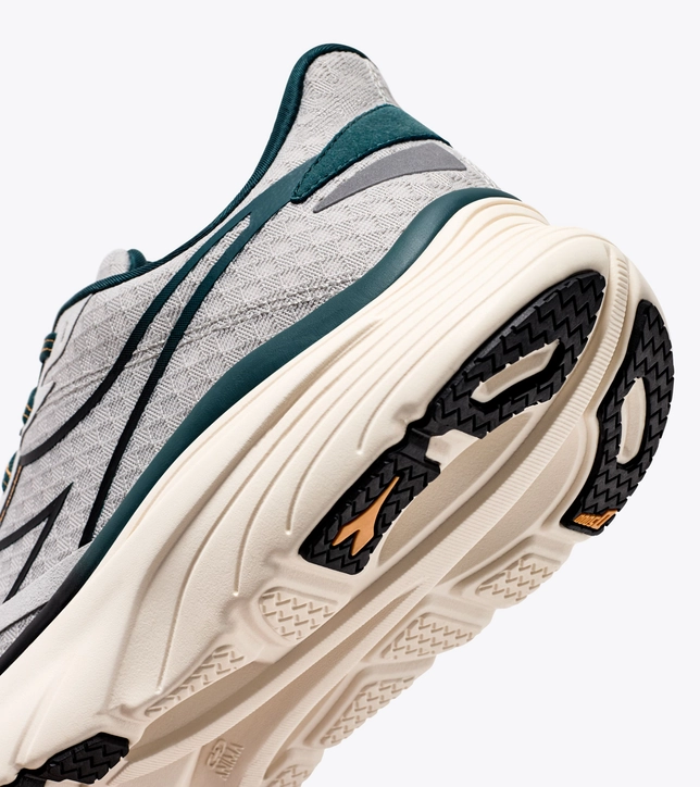 Diadora Men's Equipe Nucleo - Silver DD/Black/Mediterra (101.179094-D0860) Carlyle Plain Toe Oxfords Review