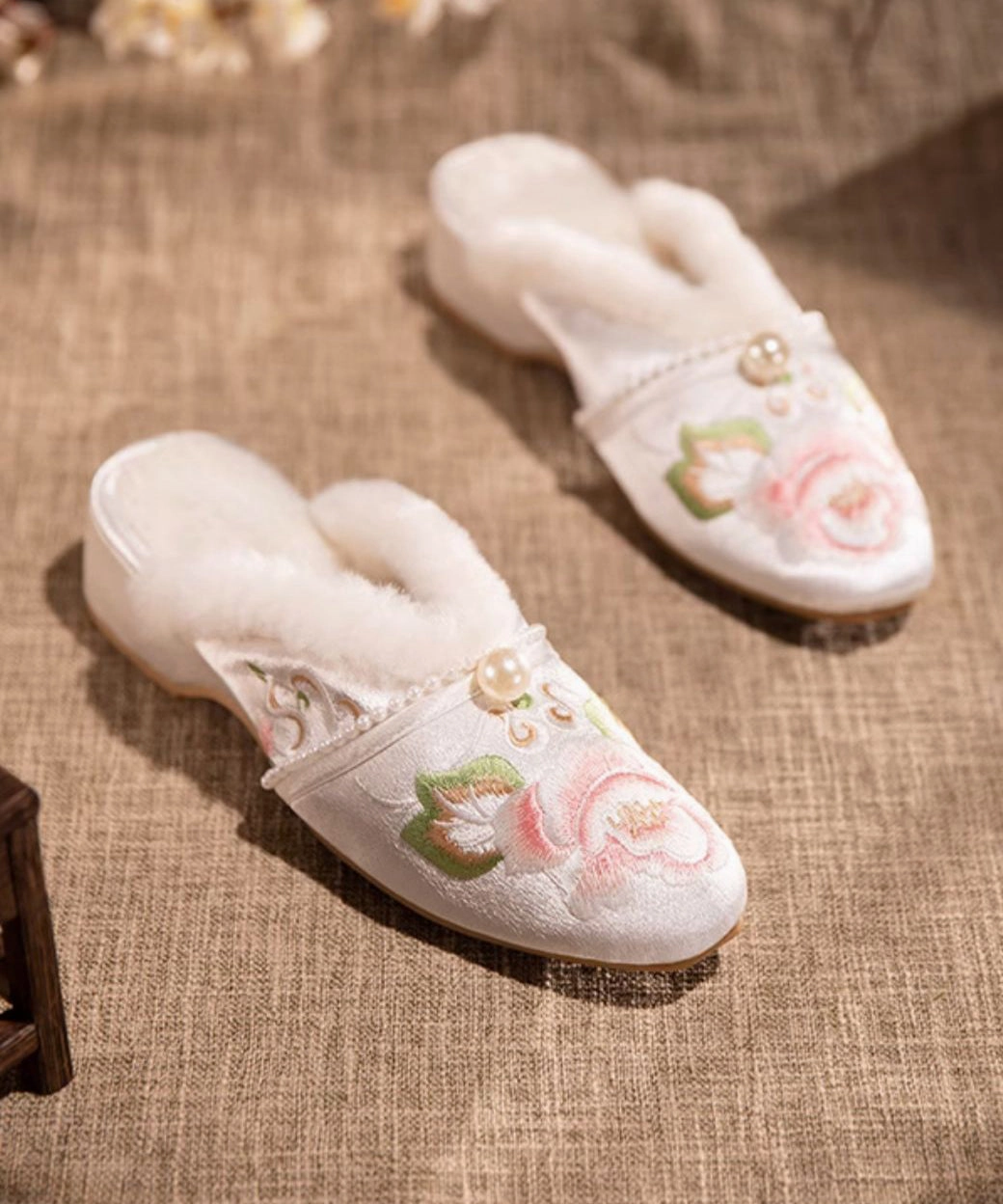 Retro White Slippers Shoes Warm Fleece Splicing Chunky Embroidery RX022 Dog House Slippers