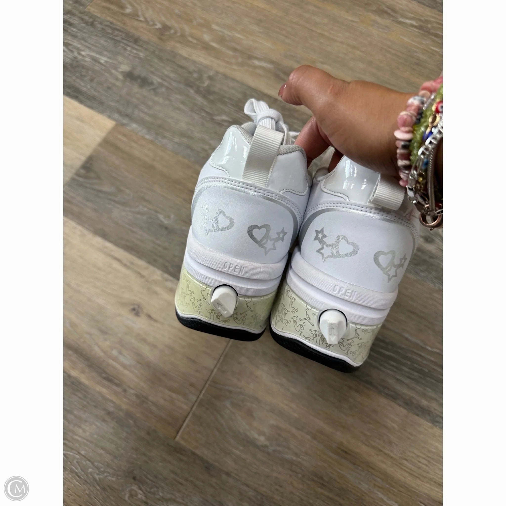 Shoes Athletic By Roller Skate Sneakers In White, Size: 7.5 Authentic Marvel Avengers Skate Shoe