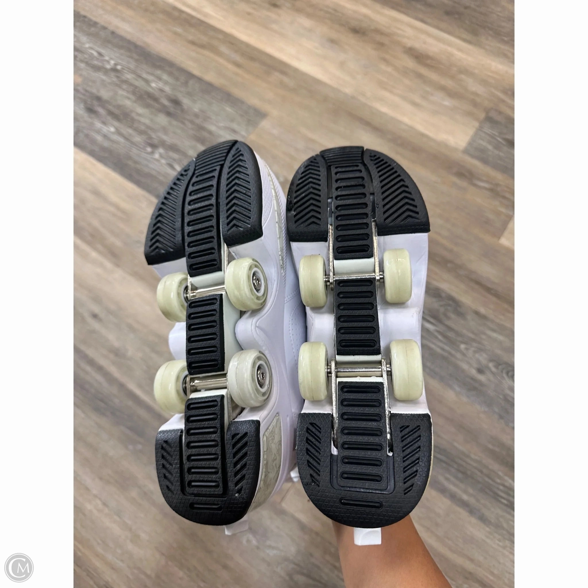 Shoes Athletic By Roller Skate Sneakers In White, Size: 7.5 Slip On Skate